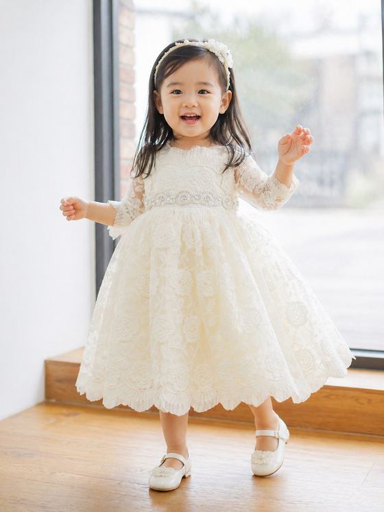 칠부 소매 아이보리 레이스 드레스를 입은 아기