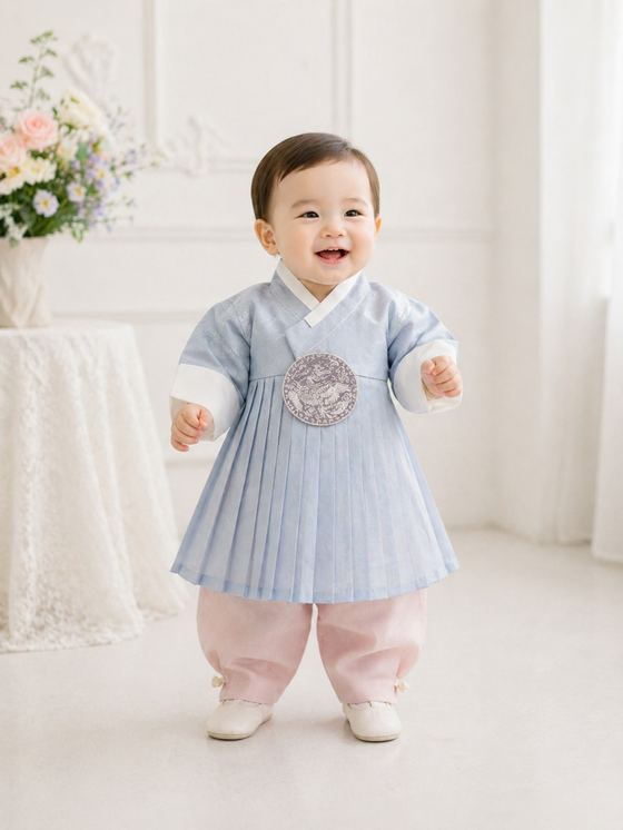 하늘색 주름 저고리와 분홍 바지 차림의 남아 돌한복