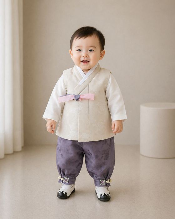 베이지 조끼와 보라 바지의 남아 돌한복