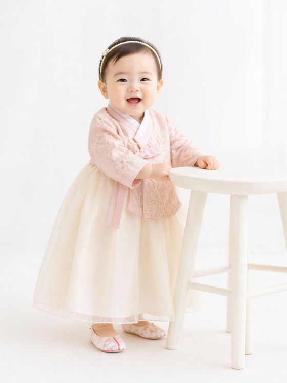 분홍 자수 저고리와 아이보리 치마의 여아 돌한복